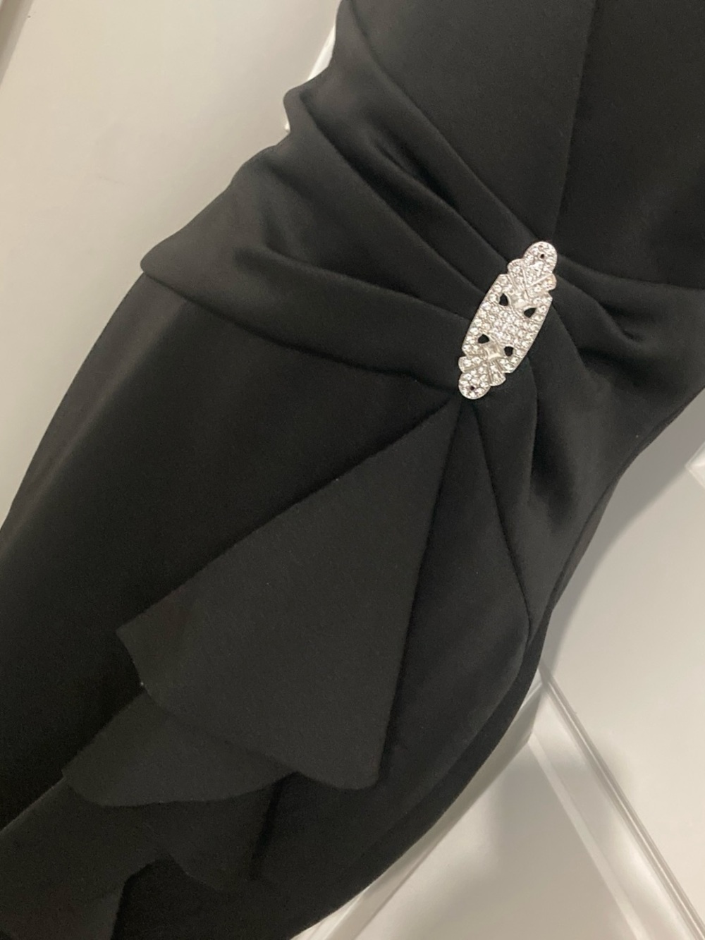 Jessica Howard Black Sleeveless V-Neck Ruffle Sheath Dress with Bejeweled Brooch - Picture 4 of 8